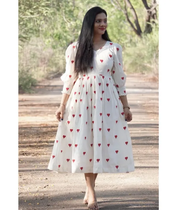 https://d1311wbk6unapo.cloudfront.net/NushopCatalogue/tr:f-webp,w-600,fo-auto/Khadi_Embroidered_Dress_3ORMVG6OTX_2023-11-20_1.jpg__Wama Trendz