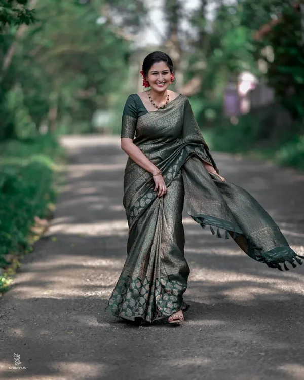 6.3 M ( With Blouse Piece) Festive Wear Green Silk Banarasi Saree at Rs  650/piece in Surat