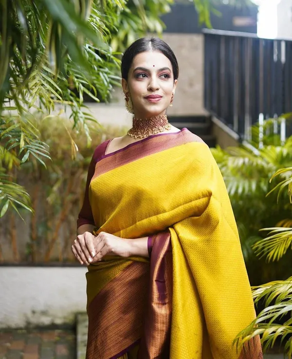 Serene Silk Serene Bewitching Golden Soft Silk Saree with Propinquity Blouse  Piece Price in India - Buy Serene Silk Serene Bewitching Golden Soft Silk  Saree with Propinquity Blouse Piece online at undefined